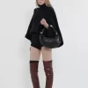 Kleine Hobo-Tasche mit Armband aus genarbtem Leder Kleine Hobo-Tasche mit Armband aus genarbtem Leder