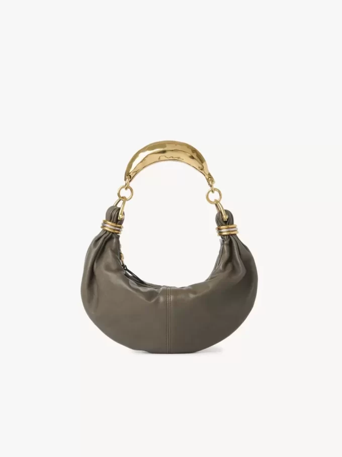 Kleine Hobo-Tasche mit Armband aus genarbtem Leder Kleine Hobo-Tasche mit Armband aus genarbtem Leder