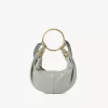 Kleine Hobo-Tasche mit Armband aus genarbtem Leder Kleine Hobo-Tasche mit Armband aus genarbtem Leder