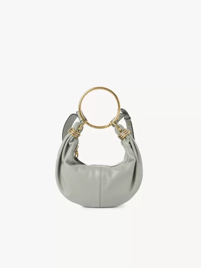 Kleine Hobo-Tasche mit Armband aus genarbtem Leder Kleine Hobo-Tasche mit Armband aus genarbtem Leder