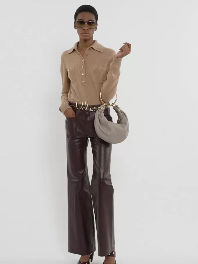 Kleine Hobo-Tasche mit Armband aus genarbtem Leder Kleine Hobo-Tasche mit Armband aus genarbtem Leder