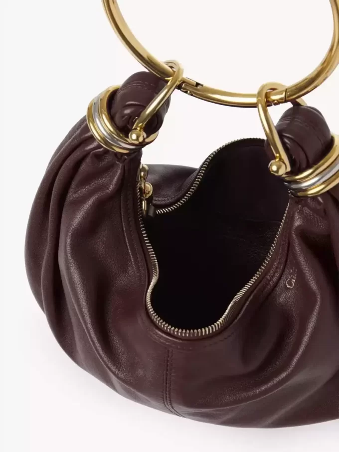 Kleine Hobo-Tasche mit Armband aus genarbtem Leder Kleine Hobo-Tasche mit Armband aus genarbtem Leder