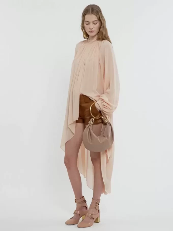 Kleine Hobo-Tasche mit Armband aus genarbtem Leder Kleine Hobo-Tasche mit Armband aus genarbtem Leder