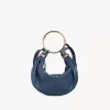 Kleine Hobo-Tasche mit Armband aus genarbtem Leder Kleine Hobo-Tasche mit Armband aus genarbtem Leder