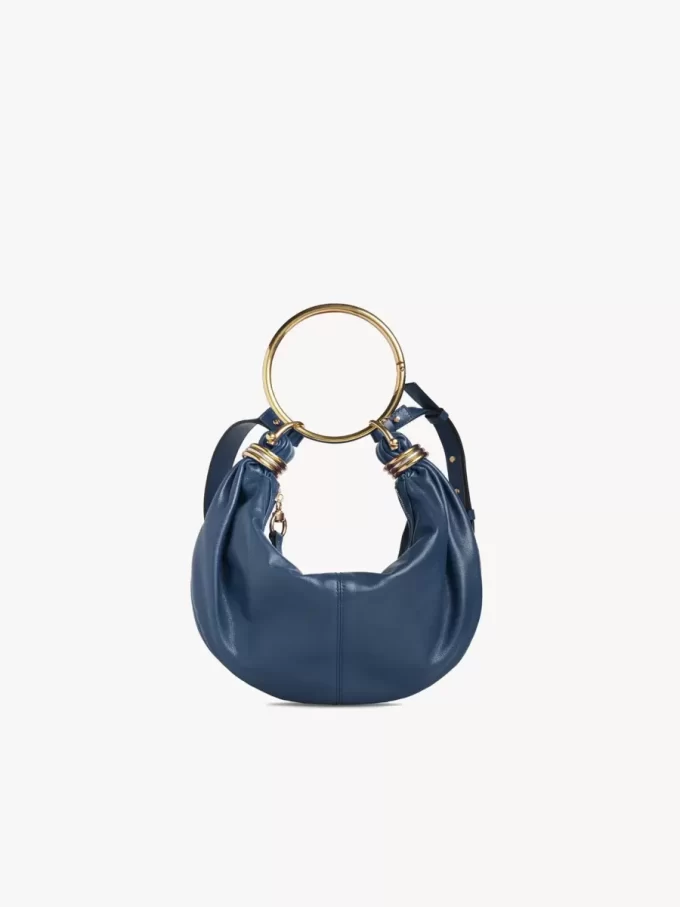 Kleine Hobo-Tasche mit Armband aus genarbtem Leder Kleine Hobo-Tasche mit Armband aus genarbtem Leder