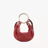 Kleine Hobo-Tasche mit Armband aus genarbtem Leder Kleine Hobo-Tasche mit Armband aus genarbtem Leder