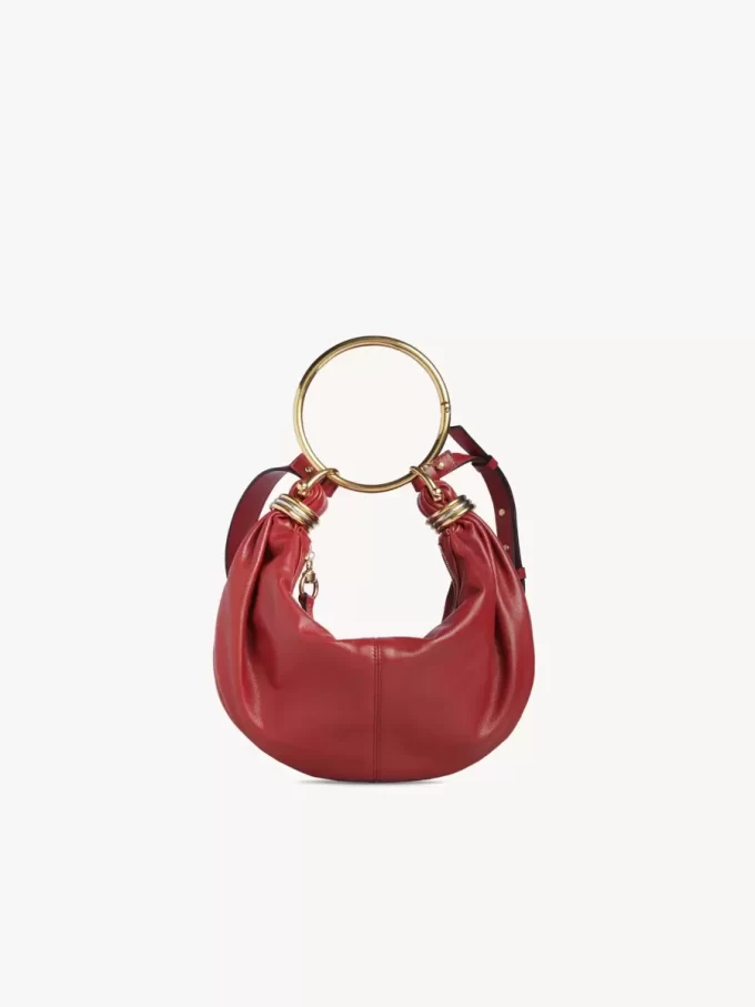 Kleine Hobo-Tasche mit Armband aus genarbtem Leder Kleine Hobo-Tasche mit Armband aus genarbtem Leder