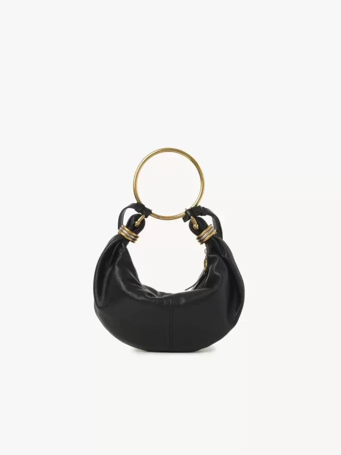 Kleine Hobo-Tasche mit Armband aus genarbtem Leder Kleine Hobo-Tasche mit Armband aus genarbtem Leder
