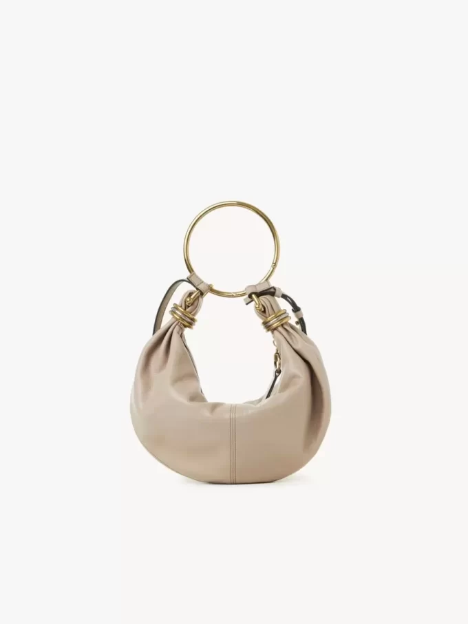 Kleine Hobo-Tasche mit Armband aus genarbtem Leder Kleine Hobo-Tasche mit Armband aus genarbtem Leder