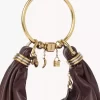 Kleine Hobo-Tasche mit Armband aus genarbtem Leder Kleine Hobo-Tasche mit Armband aus genarbtem Leder