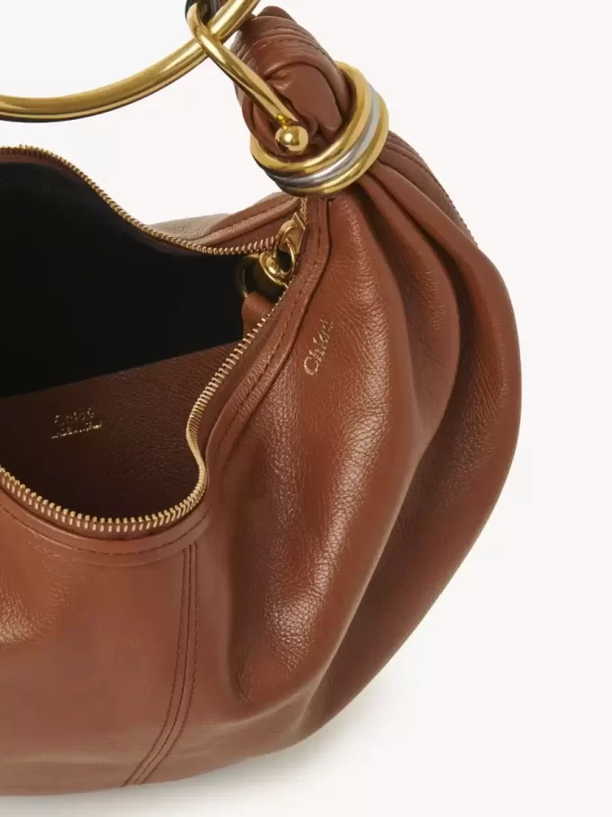 Kleine Hobo-Tasche mit Armband aus genarbtem Leder Kleine Hobo-Tasche mit Armband aus genarbtem Leder