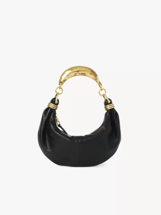 Kleine Hobo-Tasche mit Armband aus genarbtem Leder Kleine Hobo-Tasche mit Armband aus genarbtem Leder