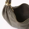 Kleine Hobo-Tasche mit Armband aus genarbtem Leder Kleine Hobo-Tasche mit Armband aus genarbtem Leder