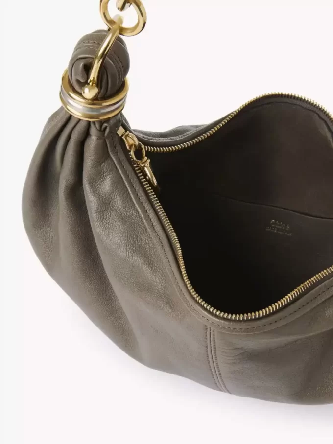 Kleine Hobo-Tasche mit Armband aus genarbtem Leder Kleine Hobo-Tasche mit Armband aus genarbtem Leder