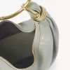 Kleine Hobo-Tasche mit Armband aus genarbtem Leder Kleine Hobo-Tasche mit Armband aus genarbtem Leder