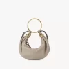 Kleine Hobo-Tasche mit Armband aus genarbtem Leder Kleine Hobo-Tasche mit Armband aus genarbtem Leder
