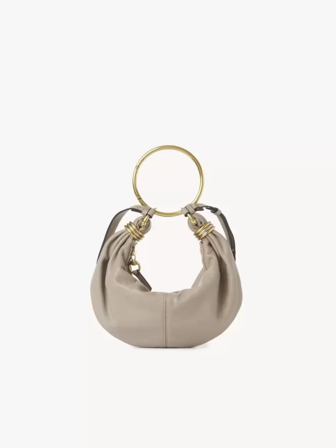 Kleine Hobo-Tasche mit Armband aus genarbtem Leder Kleine Hobo-Tasche mit Armband aus genarbtem Leder