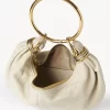 Kleine Hobo-Tasche mit Armband aus genarbtem Leder Kleine Hobo-Tasche mit Armband aus genarbtem Leder