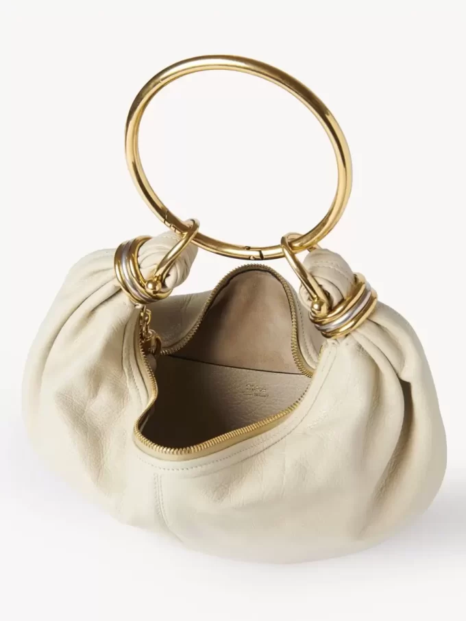 Kleine Hobo-Tasche mit Armband aus genarbtem Leder Kleine Hobo-Tasche mit Armband aus genarbtem Leder