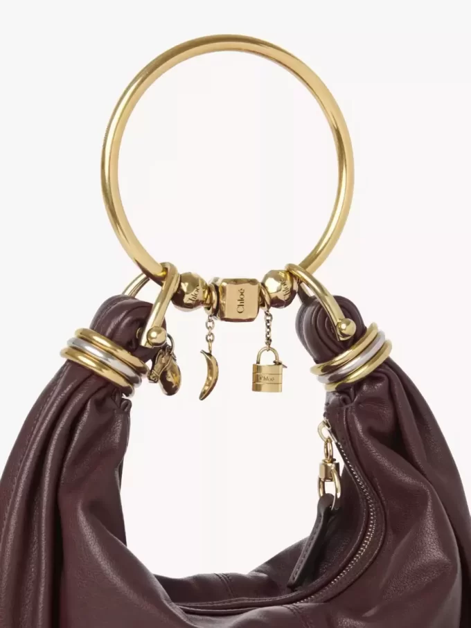 Kleine Hobo-Tasche mit Armband aus genarbtem Leder Kleine Hobo-Tasche mit Armband aus genarbtem Leder