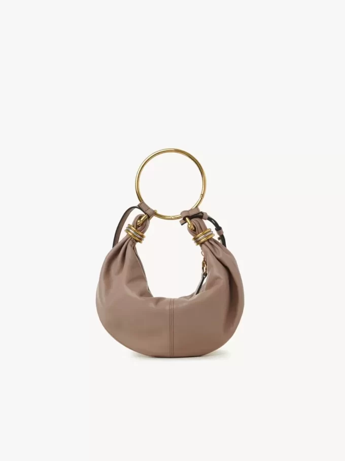 Kleine Hobo-Tasche mit Armband aus genarbtem Leder Kleine Hobo-Tasche mit Armband aus genarbtem Leder