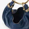 Kleine Hobo-Tasche mit Armband aus genarbtem Leder Kleine Hobo-Tasche mit Armband aus genarbtem Leder