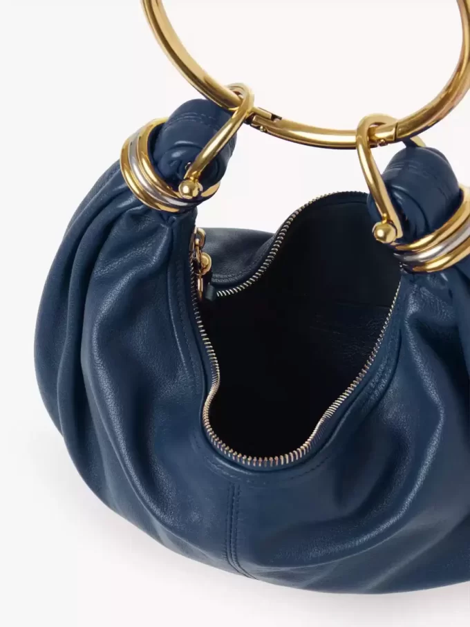 Kleine Hobo-Tasche mit Armband aus genarbtem Leder Kleine Hobo-Tasche mit Armband aus genarbtem Leder