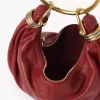 Kleine Hobo-Tasche mit Armband aus genarbtem Leder Kleine Hobo-Tasche mit Armband aus genarbtem Leder
