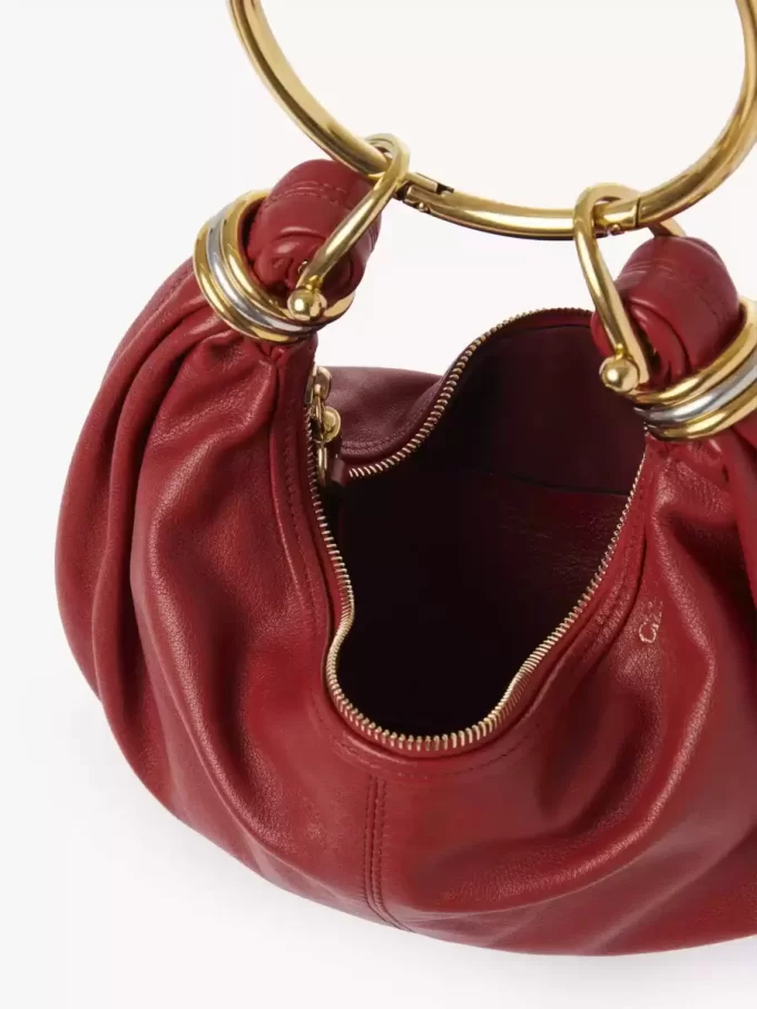 Kleine Hobo-Tasche mit Armband aus genarbtem Leder Kleine Hobo-Tasche mit Armband aus genarbtem Leder
