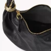 Kleine Hobo-Tasche mit Armband aus genarbtem Leder Kleine Hobo-Tasche mit Armband aus genarbtem Leder