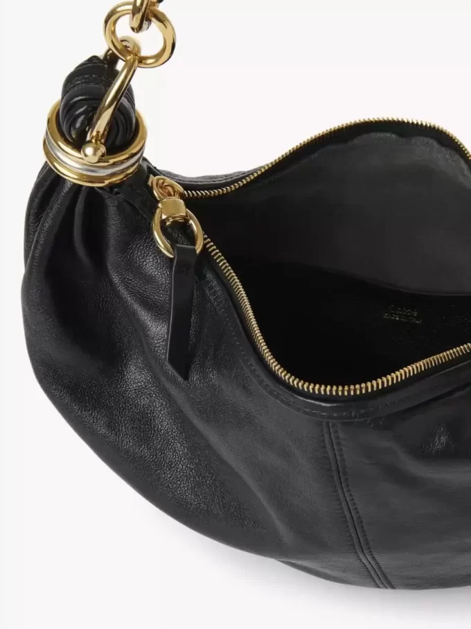 Kleine Hobo-Tasche mit Armband aus genarbtem Leder Kleine Hobo-Tasche mit Armband aus genarbtem Leder