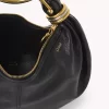 Kleine Hobo-Tasche mit Armband aus genarbtem Leder Kleine Hobo-Tasche mit Armband aus genarbtem Leder