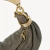 Kleine Hobo-Tasche mit Armband aus genarbtem Leder Kleine Hobo-Tasche mit Armband aus genarbtem Leder