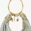 Kleine Hobo-Tasche mit Armband aus genarbtem Leder Kleine Hobo-Tasche mit Armband aus genarbtem Leder