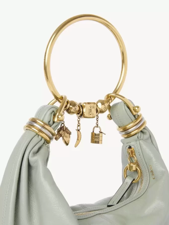 Kleine Hobo-Tasche mit Armband aus genarbtem Leder Kleine Hobo-Tasche mit Armband aus genarbtem Leder