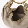 Kleine Hobo-Tasche mit Armband aus genarbtem Leder Kleine Hobo-Tasche mit Armband aus genarbtem Leder