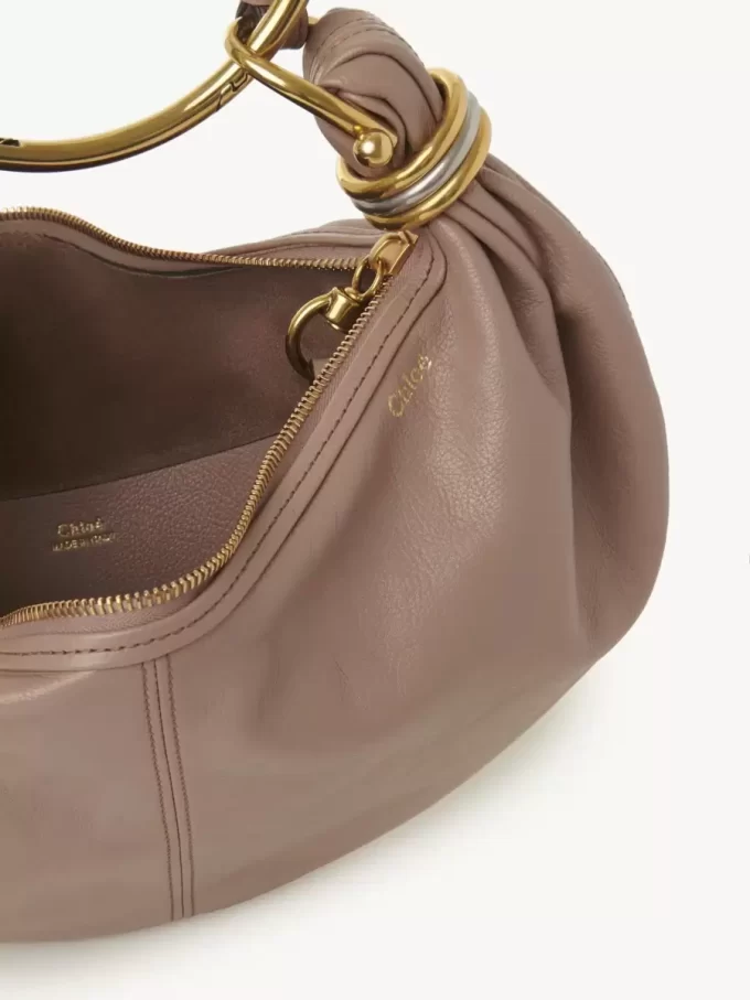 Kleine Hobo-Tasche mit Armband aus genarbtem Leder Kleine Hobo-Tasche mit Armband aus genarbtem Leder