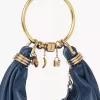Kleine Hobo-Tasche mit Armband aus genarbtem Leder Kleine Hobo-Tasche mit Armband aus genarbtem Leder