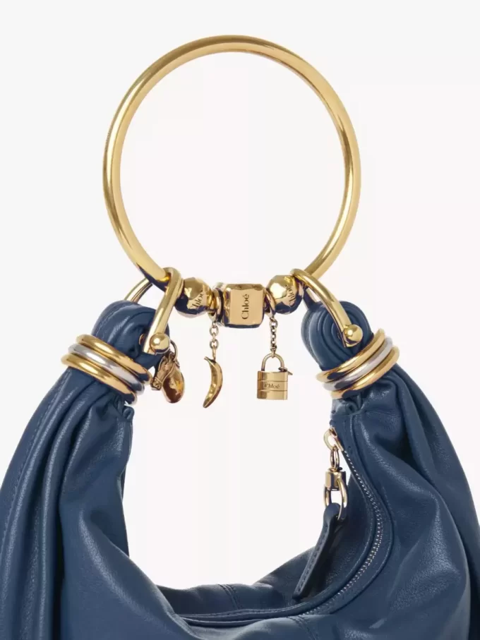 Kleine Hobo-Tasche mit Armband aus genarbtem Leder Kleine Hobo-Tasche mit Armband aus genarbtem Leder