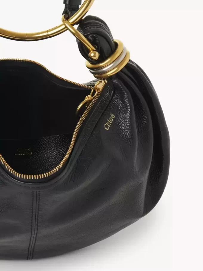 Kleine Hobo-Tasche mit Armband aus genarbtem Leder Kleine Hobo-Tasche mit Armband aus genarbtem Leder