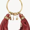 Kleine Hobo-Tasche mit Armband aus genarbtem Leder Kleine Hobo-Tasche mit Armband aus genarbtem Leder