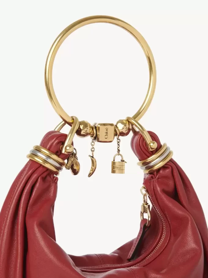 Kleine Hobo-Tasche mit Armband aus genarbtem Leder Kleine Hobo-Tasche mit Armband aus genarbtem Leder