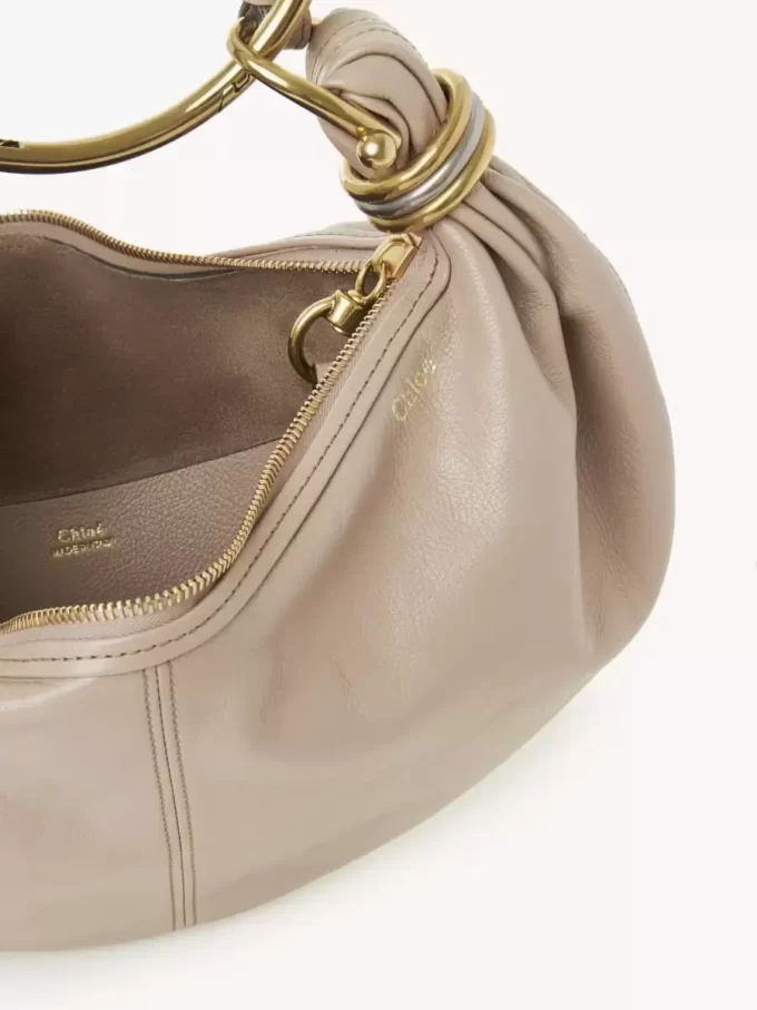 Kleine Hobo-Tasche mit Armband aus genarbtem Leder Kleine Hobo-Tasche mit Armband aus genarbtem Leder