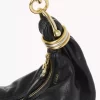 Kleine Hobo-Tasche mit Armband aus genarbtem Leder Kleine Hobo-Tasche mit Armband aus genarbtem Leder