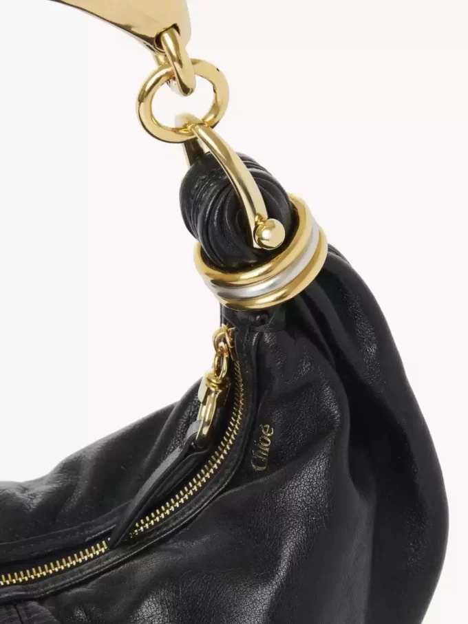 Kleine Hobo-Tasche mit Armband aus genarbtem Leder Kleine Hobo-Tasche mit Armband aus genarbtem Leder