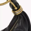 Kleine Hobo-Tasche mit Armband aus genarbtem Leder Kleine Hobo-Tasche mit Armband aus genarbtem Leder