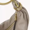 Kleine Hobo-Tasche mit Armband aus genarbtem Leder Kleine Hobo-Tasche mit Armband aus genarbtem Leder