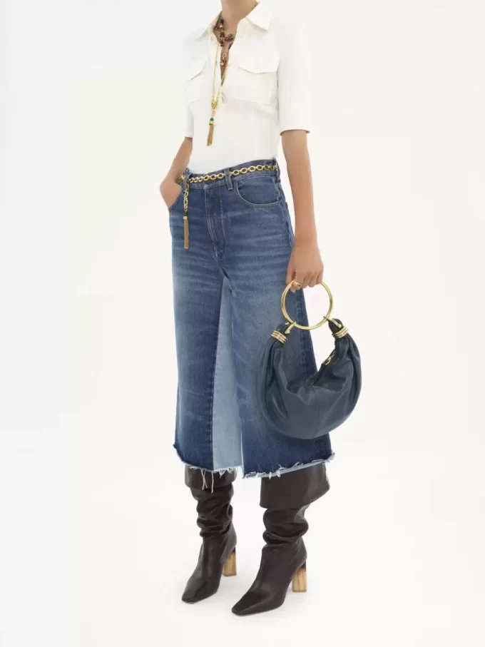 Kleine Hobo-Tasche mit Armband aus genarbtem Leder Kleine Hobo-Tasche mit Armband aus genarbtem Leder