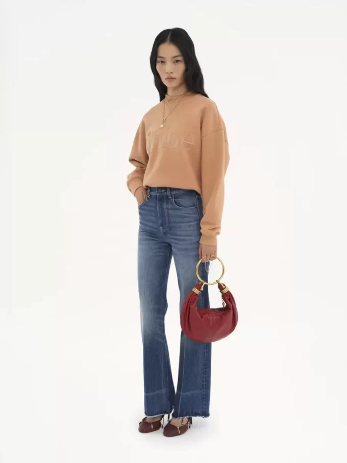 Kleine Hobo-Tasche mit Armband aus genarbtem Leder Kleine Hobo-Tasche mit Armband aus genarbtem Leder