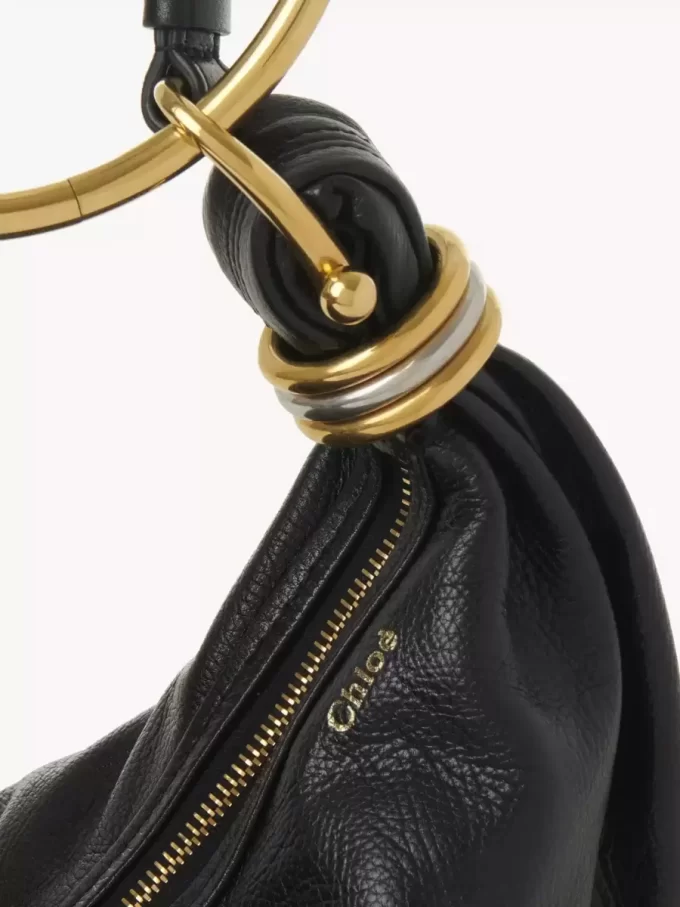 Kleine Hobo-Tasche mit Armband aus genarbtem Leder Kleine Hobo-Tasche mit Armband aus genarbtem Leder